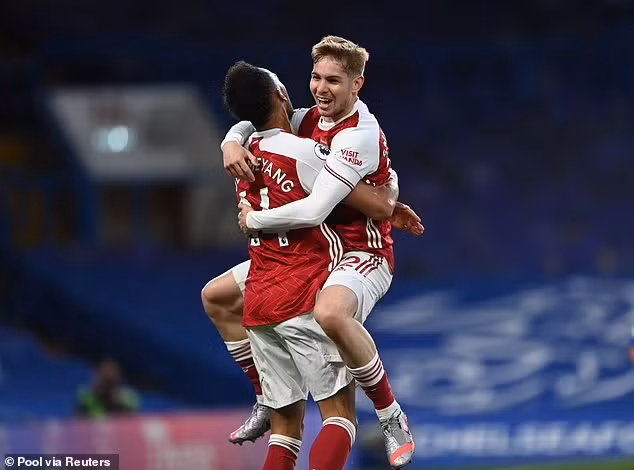 "Nghiệt ngã" cho đội chủ nhà là bàn thắng của Arsenal bắt nguồn từ tình huống chuyền bóng về mà không quan sát của Jorginho khiến thủ thành Kepa vất vả đoạt lại bóng nhưng bất thành.