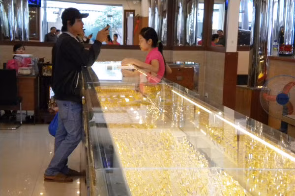 Mua bán vàng trang sức ở phố chuyên doanh. Mua bán vàng trang sức ở phố chuyên doanh.