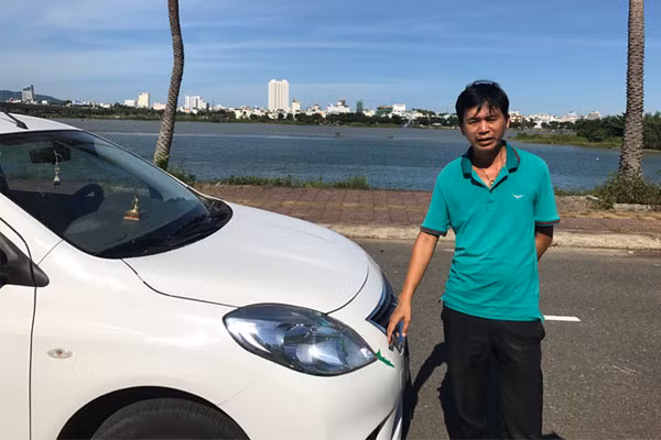 Sau một tháng mua mới và sử dụng Nissan Sunny 1.5XL, anh Lê Thành Tài đã phát hiện dưới lớp sơn màu trắng phủ bên ngoài bị bong tróc đã hiện rõ màu sơn lót xanh giống như loại xe chuyên bán cho hãng taxi. Sau một tháng mua mới và sử dụng Nissan Sunny 1.5XL, anh Lê Thành Tài đã phát hiện dưới lớp sơn màu trắng phủ bên ngoài bị bong tróc đã hiện rõ màu sơn lót xanh giống như loại xe chuyên bán cho hãng taxi.