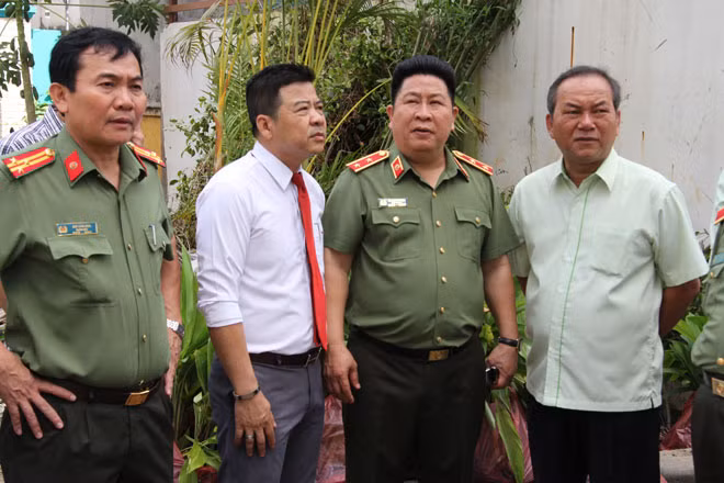 Thứ trưởng Bùi Văn Thành cùng đoàn công tác trực tiếp kiểm tra tiến độ hoàn thành dự án tại công trường.