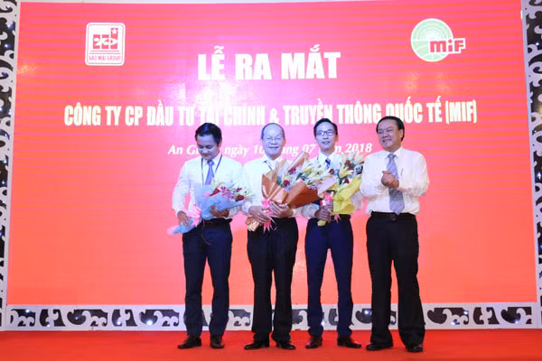 Ông Lê Thanh Thuấn (bìa phải) - Chủ tịch Tập đoàn Sao Mai chúc mừng Ban Giám đốc công ty MIF. Ông Lê Thanh Thuấn (bìa phải) - Chủ tịch Tập đoàn Sao Mai chúc mừng Ban Giám đốc công ty MIF.