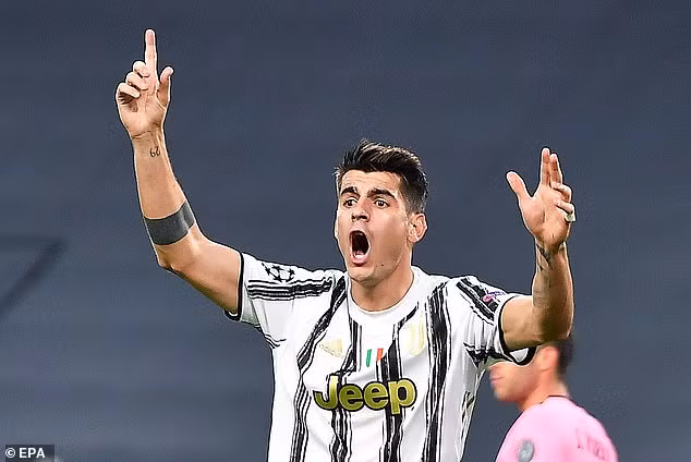 Alvaro Morata phản đối quyết định của trọng tài từ chối công nhận bàn thắng cho Juventus.