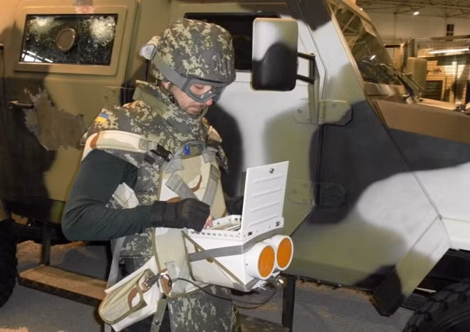 Chỉ có trọng lượng 5,5 kg nên loại radar mới chỉ cần 1 người mang vác và điều khiển.