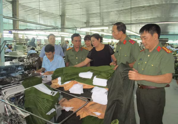 Ban Giám đốc Công ty 19-5 và lãnh đạo Chi nhánh may Chiến Thắng thường xuyên kiểm tra tiến độ sản xuất, đảm bảo sản phẩm đạt chất lượng cao.