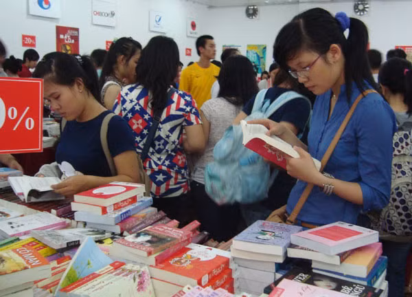 Độc giả lựa chọn sách.