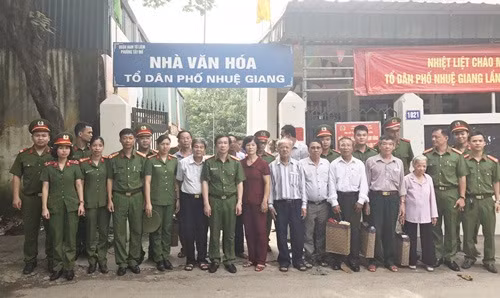 Học viện CSND tặng 19 suất quà cho các gia đình thương binh, liệt sĩ có hoàn cảnh khó khăn trên địa bàn quận Nam Từ Liêm.