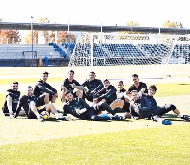 Ronaldo không có mặt trong bức ảnh chụp chung của các cầu thủ.