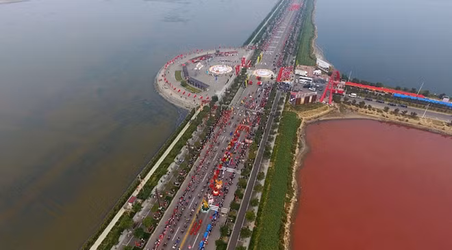 Hồ Yuncheng Salt có màu nước khác biệt hẳn so với con sông gần đó. Ảnh: Reuters