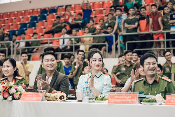 Diễn viên Lan Phương cùng ban giám khảo tại Liên hoan Dân vũ các trường Công an nhân dân.