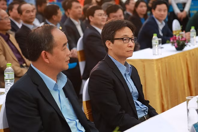 Lễ khai mạc hội đua thuyền rồng quốc tế Hà Nội mở rộng 2019 có sự hiện diện của Phó Thủ tướng Vũ Đức Đam và nhiều quan chức bộ ngành trung ương, địa phương...
