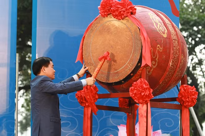 Chủ tịch UBND Hà Nội ông Nguyễn Đức Chung đánh trống khai mạc hội đua thuyền rồng 2019.