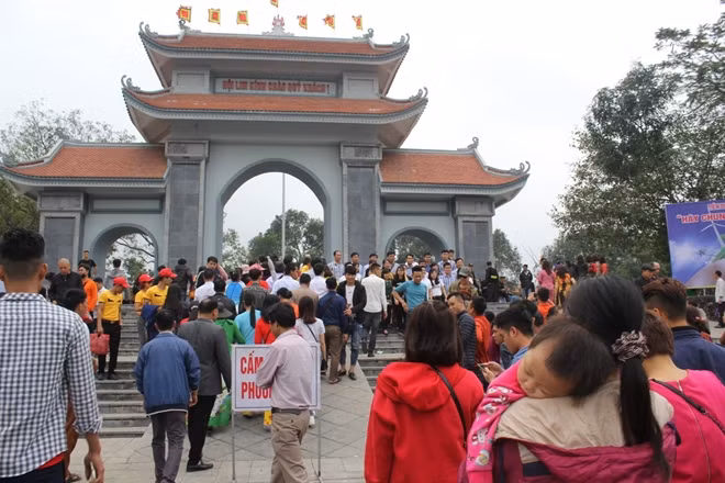 Ngay trong sáng 16-2 (tức ngày 12 âm lịch) mặc dù là ngày khai hội nhưng hàng nghìn du khách đã kéo đến vùng đất quan họ để trẩy hội du xuân. Nhiều tuyến đường đã bị cấm để phục vụ tốt nhất nhu cầu đi lại của người dân.