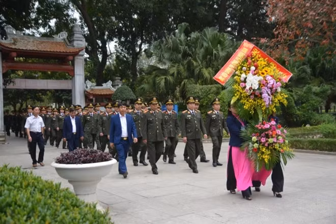 Đoàn đại biểu Học viện chính trị CAND dâng hoa tại Khu di tích Kim Liên
