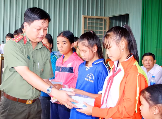 Đại úy Nguyễn Trường An động viên, tặng quà cho học sinh nghèo vượt khó.