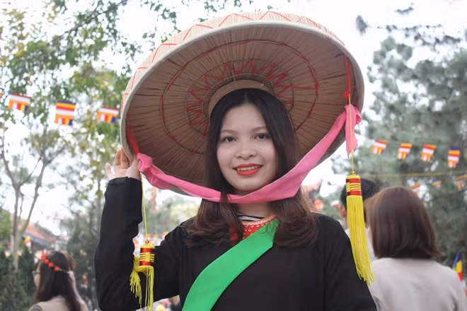 Về với Hội Lim ngoài thưởng thức dân ca quan họ, nhiều bạn trẻ thích thú trải nghiệm mặc trang phục quan họ, áo mớ ba, mớ bảy, nón quai thao để chụp ảnh kỷ niệm. Một gian hàng cho thuê đồ có thể cho thuê từ 200 đến 300 bộ trang phục trong vòng một buổi sáng, thu nhập từ 5-10 triệu đồng. Bạn Hạnh ( Cầu Giấy, 23 tuổi) hào hứng chia sẻ: “đây là lần đầu tiên mình được mặc thử áo tứ thân, cảm giác rất khác và nhìn khá lạ mắt, mình đã chụp ảnh để khoe với mọi người”.