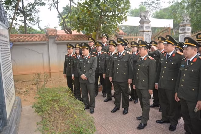 Đoàn đại biểu tham quan Nhà tưởng niệm đồng chí Trần Quốc Hoàn.