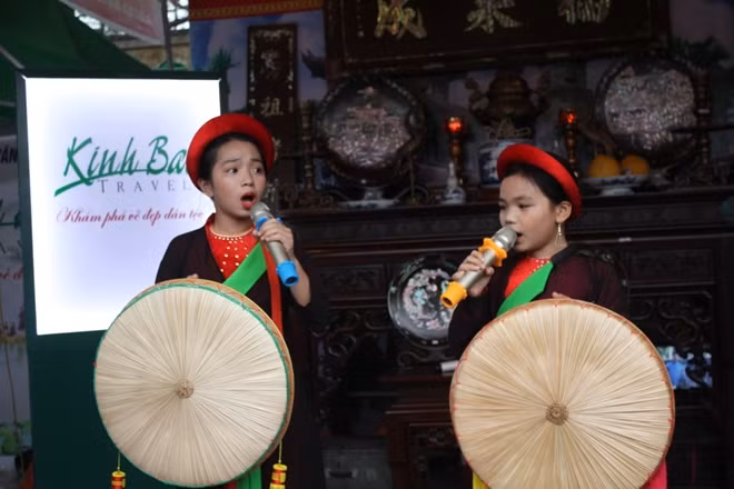 Các em nhỏ- lớp nghệ sĩ trẻ tài năng xúng xính trong những tà áo tứ thân gửi tặng du khách những làn điệu quan họ mềm mại. Đặc biệt năm nay hội Lim tổ chức cũng là dịp để tôn vinh giá trị của Dân ca Quan họ Bắc Ninh nhân dịp kỷ niệm 10 năm được UNESCO công nhận là Di sản văn hóa phi vật thể đại diện của nhân loại.