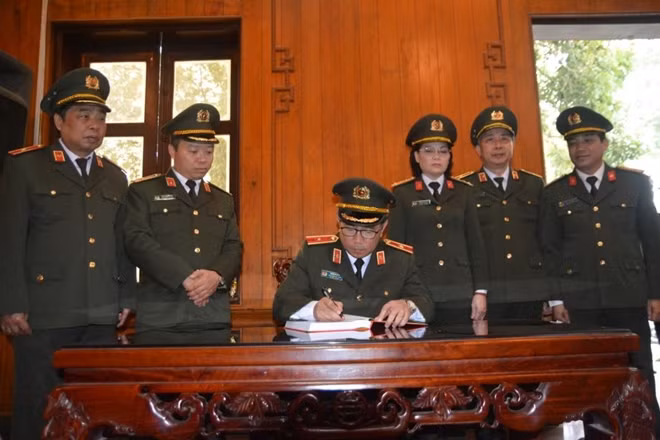 Thiếu tướng Trần Vi Dân, Giám đốc Học viện ghi sổ lưu niệm tại Khu di tích Kim Liên.