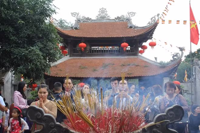 Bên cạnh việc vui chơi, nhiều người đến đây kết hợp dâng hương, cúng bái tại chùa Lim để cầu tài lộc, bình an.