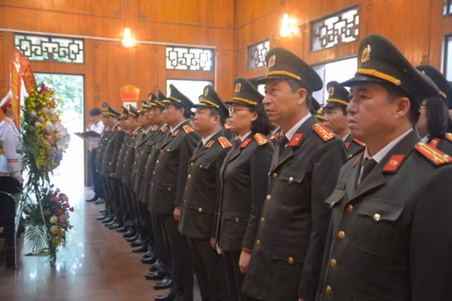 Đoàn đại biểu báo công trước Anh linh Chủ tịch Hồ Chí Minh.