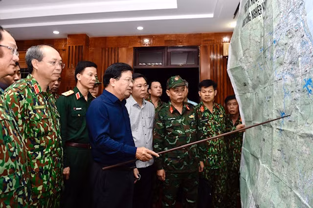 Phó Thủ tướng Trịnh Đình Dũng thảo luận phương án cứu hộ, cứu nạn các nạn nhân vụ sạt lở đất. Ảnh: VGP/Nhật Bắc.