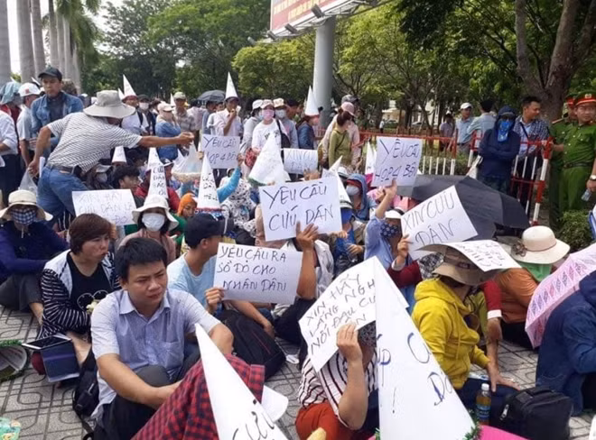 Hàng trăm người đội nắng nhờ UBND tỉnh Quảng Nam can thiệp vì mua đất chưa đủ điều kiện pháp lý từ các doanh nghiệp ở... Đà Nẵng.
