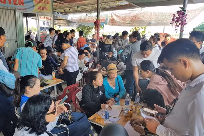 Cảnh xô bồ chen lấn mua đất tại khu vực Tây Bắc Đà Nẵng vài tháng trước khi thị trường "đóng băng".