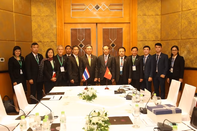 Các đại biểu chụp ảnh lưu niệm tại buổi làm việc.