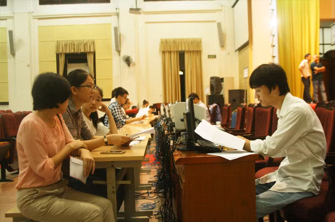 Thí sinh đăng ký xét tuyển vào trường ĐH Kinh tế quốc dân Hà Nội ngày 3-8.