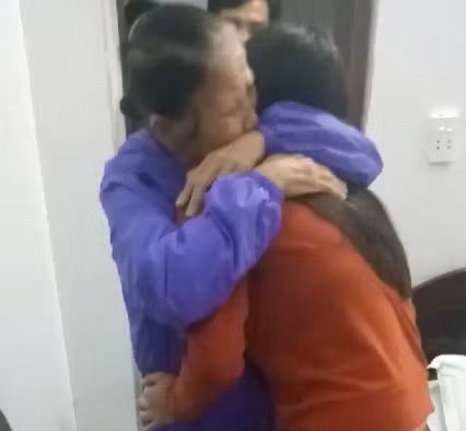 Những giây phút xúc động được gặp lại người thân sau 16 năm xa cách gia đình của chị Xuân.