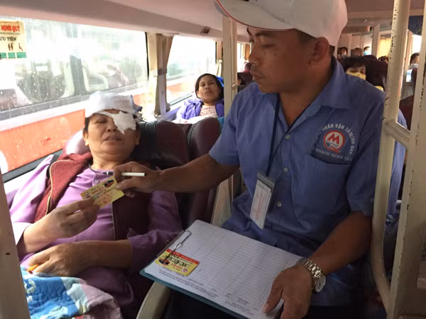 Nhân viên hãng xe Minh Quý đang phát thẻ miễn phí cho một bệnh nhân.