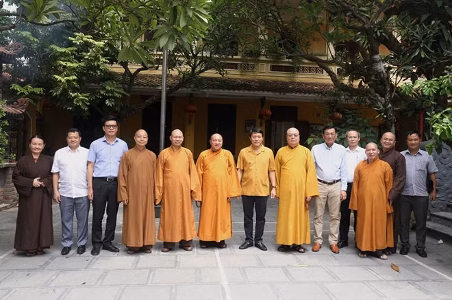 Thứ trưởng Lương Tam Quang, Hòa thượng Thích Thanh Nhiễu với các đại biểu chụp ảnh lưu niệm.
