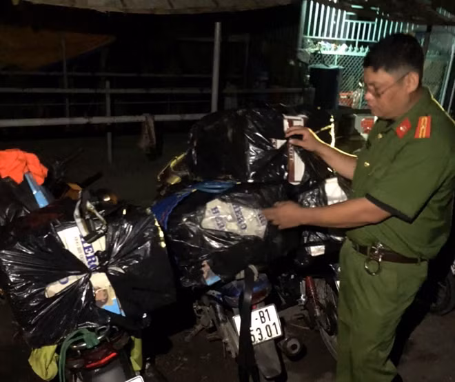 Phương tiện cùng tang vật bị lực lượng chức năng phát hiện bắt giữ.