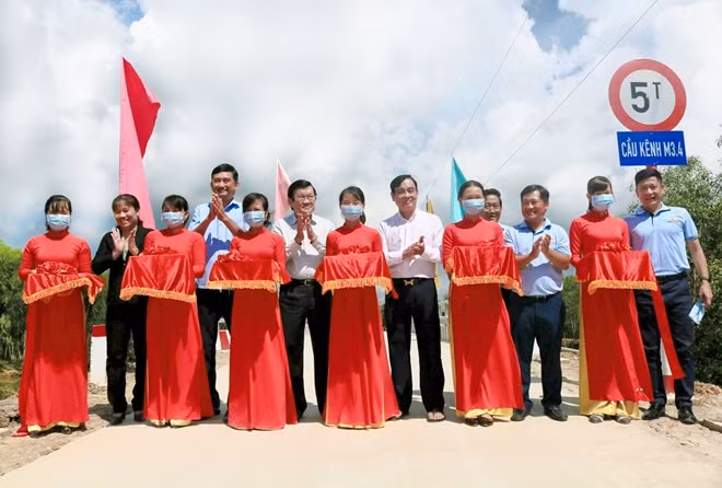 Nguyên Uỷ viên Bộ chính trị, Nguyên Chủ tịch nước CHXHCN Việt Nam - Ông Trương Tấn Sang, Ban lãnh đạo Vietbank cùng lãnh đạo địa phương cắt băng khánh thành cầu.