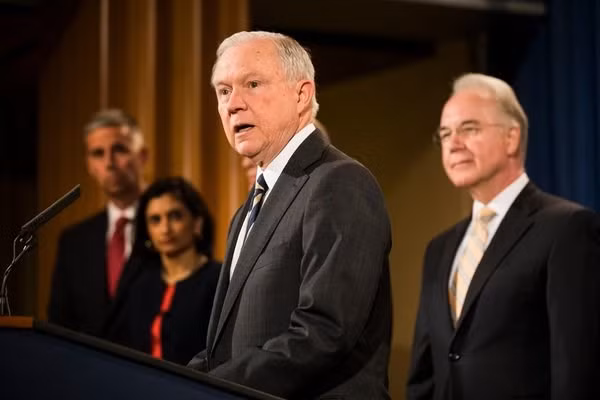 Bộ trưởng Tư Pháp Jeff Sessions tuyên bố đã có hơn 400 người bị bắt.