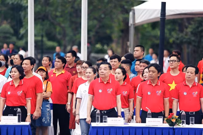 Các đại biểu dự lễ phát động Giải chạy Báo Hà nội mới mở rộng lần thứ 47.