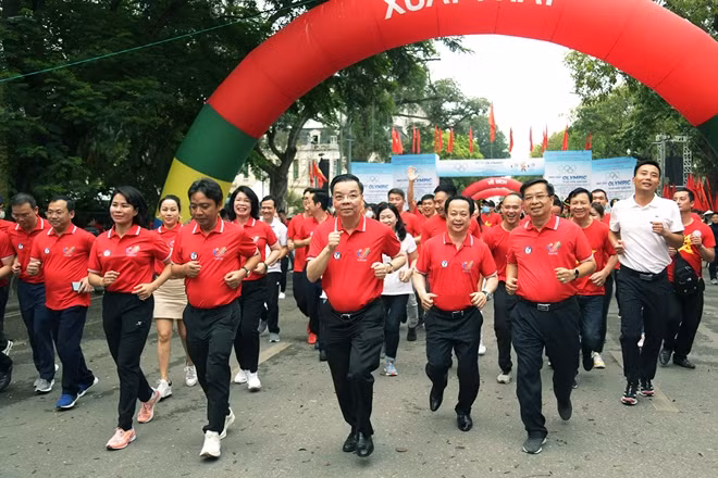 Các đại biểu và khách mời tham gia giải chạy cùng VĐV.