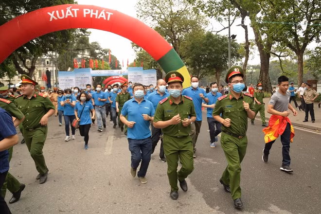 Theo ban tổ chức, có khoảng 2.500 người đã đăng ký tham dự giải chạy Hà nội mới.