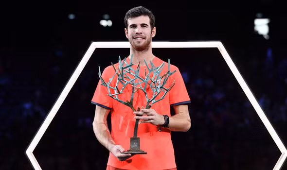 Khachanov đã tạo ra cơn địa chấn khi đánh bại Novak Djokovic trong trận chung kết Paris Masters. Ảnh: Getty.