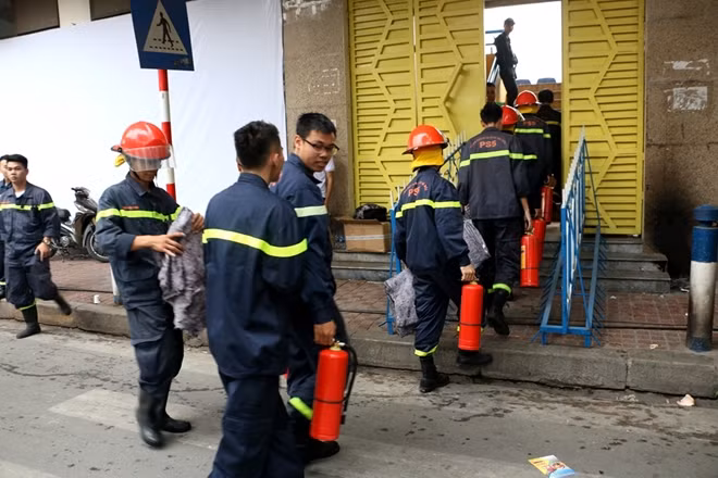 Trước giờ trận đấu bắt đầu các chiến sỹ thuộc lực lượng Cảnh PCCC Hà Nội cũng đã có mặt tại sân Hàng Đẫy.