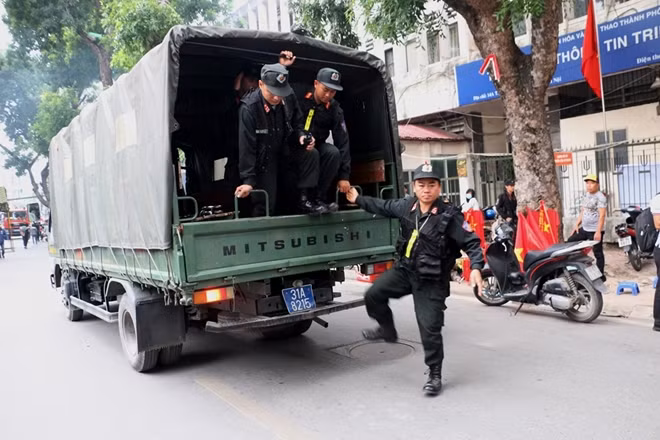 Lực lượng cảnh sát cơ động cũng được tăng cường tới đây nhằm bảo an ninh trật tự.