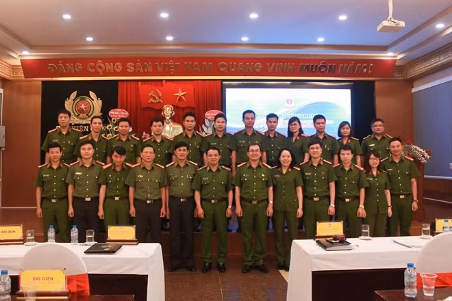 Các đại biểu tham gia Hội thảo chụp ảnh lưu niệm.