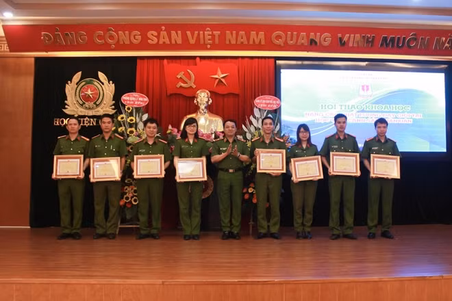 Trao tặng quà cho các cá nhân có thành tích trong phong trào dạy giỏi.