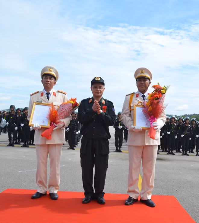 Trung tướng Phạm Quốc Cương, tặng hoa chúc mừng Ban Chỉ huy Đội đặc nhiệm số 2, Trung đoàn CSCĐ Tây Nam Bộ.