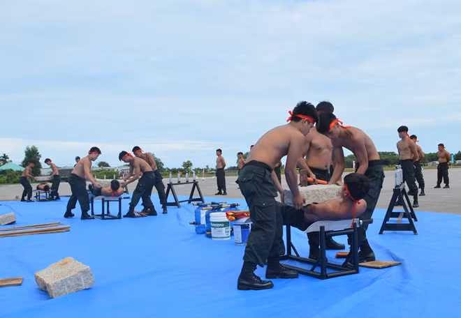 Đội đặc nhiệm số 2, biểu diễn sức mạnh công phu.