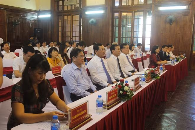 Các đại biểu tham dự buổi lễ.