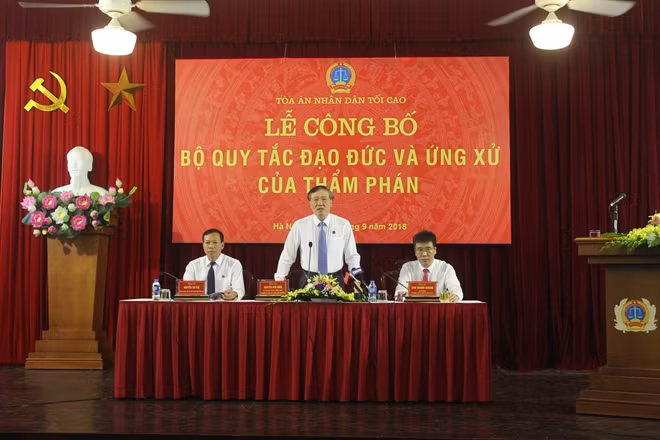 Chánh án TAND tối cao Nguyễn Hoà Bình phát biểu tại buổi lễ.