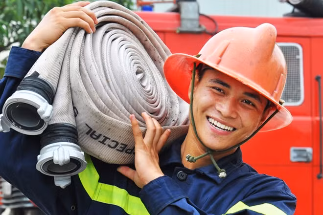 Tác phẩm: Nụ cười thao trường - Cảnh sát PCCC huyện Đan Phượng, Hà Nội tập luyện phương án phòng cháy chữa cháy và cứu nạn cứu hộ. Tác giả Phạm Hồng Phúc(Hà Nội).
