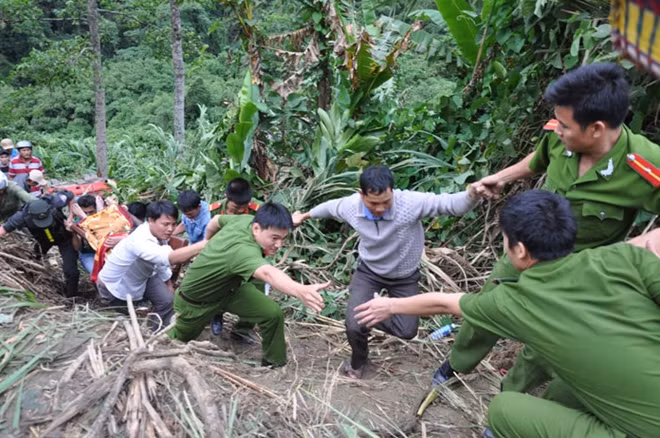 Tác phẩm: Sức mạnh.Vụ tai nạn nghiêm trọng tại đèo Lò Xo, tỉnh Quảng Nam khiến nhiều người mắc kẹt trong xe dưới vực sâu. Để đưa các nạn nhân lên, các chiến sĩ Công an đã cùng người dân nắm tay nhau, kết thành sợi dây với sức mạnh tập thể để cùng đưa nạn nhân vụ tai nạn khỏi hiện trường. (Ảnh chụp tháng 5/2015). Tác giả Nguyễn Thị Mai(Quảng Nam)