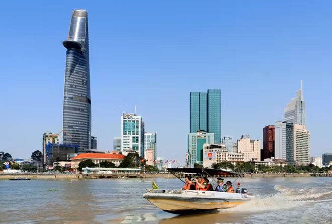 Tác phẩm: Vì bình yên thành phố - Lực lượng Biên phòng Cửa khẩu Cảng TP. HCM tuần tra trên Sông Sài Gòn. Tác giả Nguyễn Trung Trực(TP HCM).